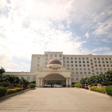 Hotel Ramada Plaza By Wyndham Lucknow Exterior foto