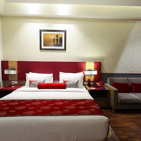 Hotel Ramada Plaza By Wyndham Lucknow Exterior foto