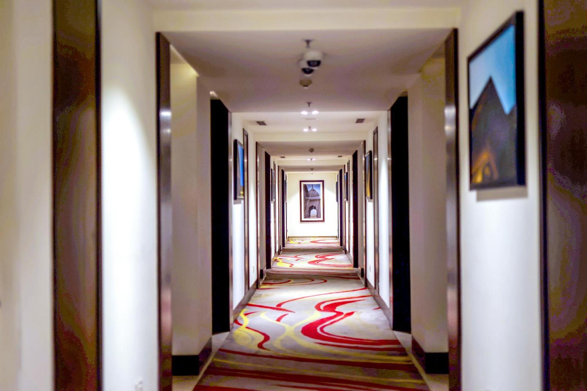 Hotel Ramada Plaza By Wyndham Lucknow Exterior foto