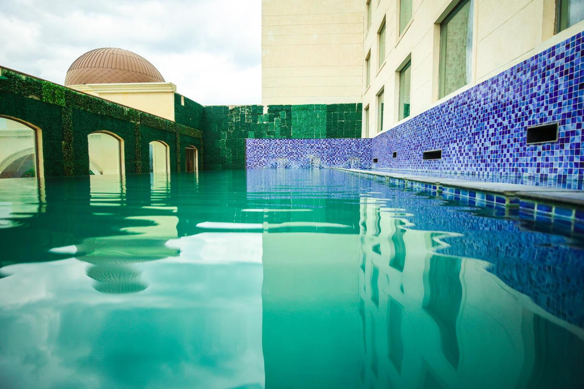 Hotel Ramada Plaza By Wyndham Lucknow Exterior foto