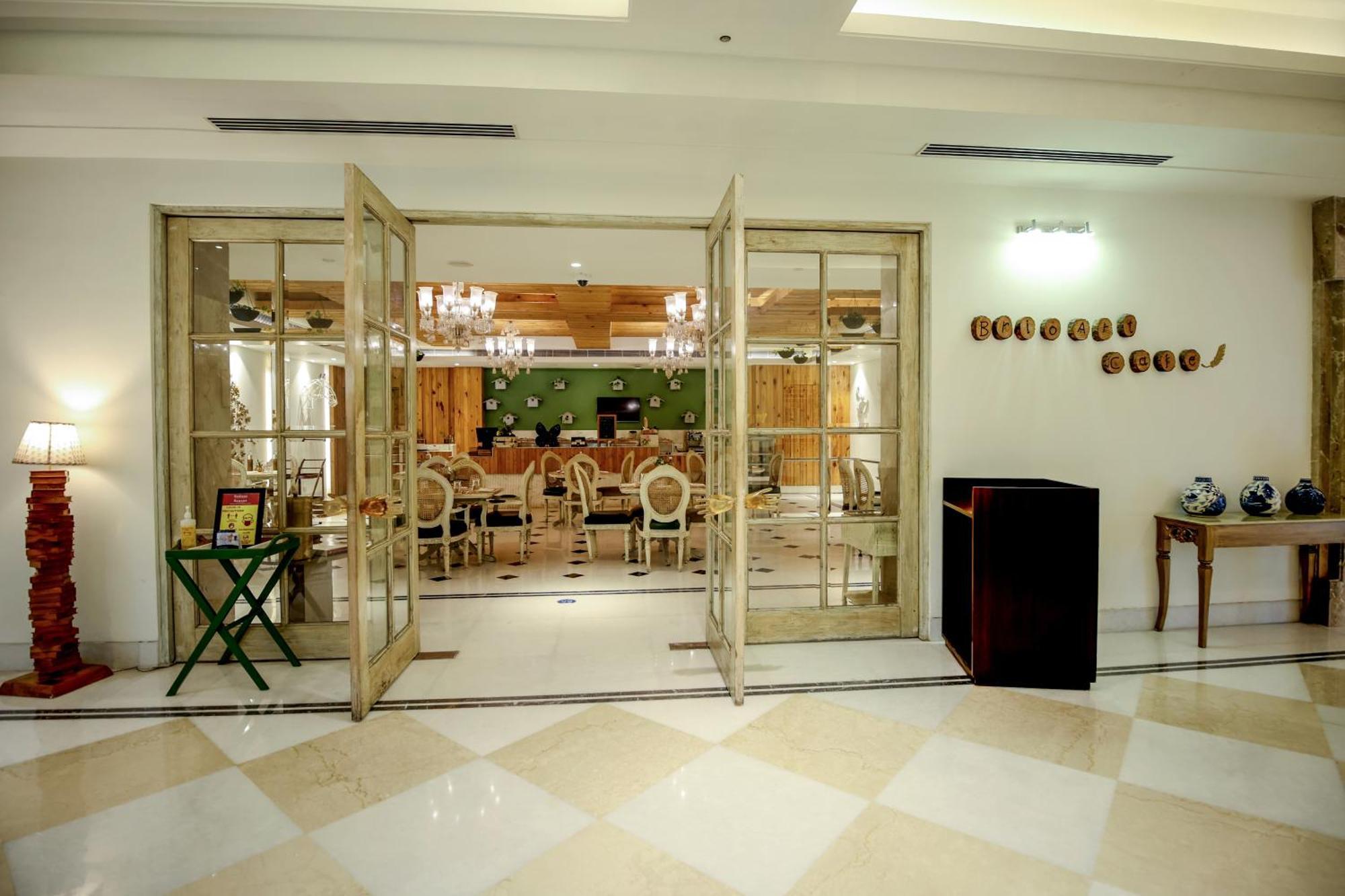 Hotel Ramada Plaza By Wyndham Lucknow Exterior foto