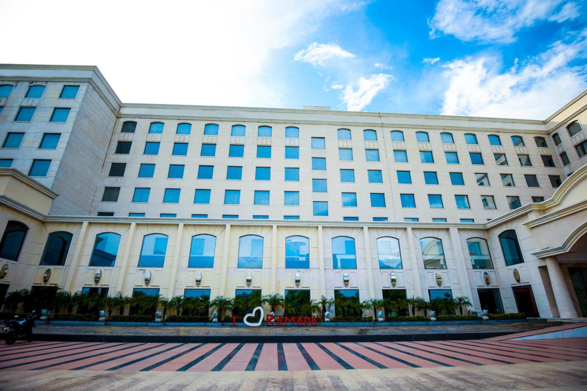 Hotel Ramada Plaza By Wyndham Lucknow Exterior foto