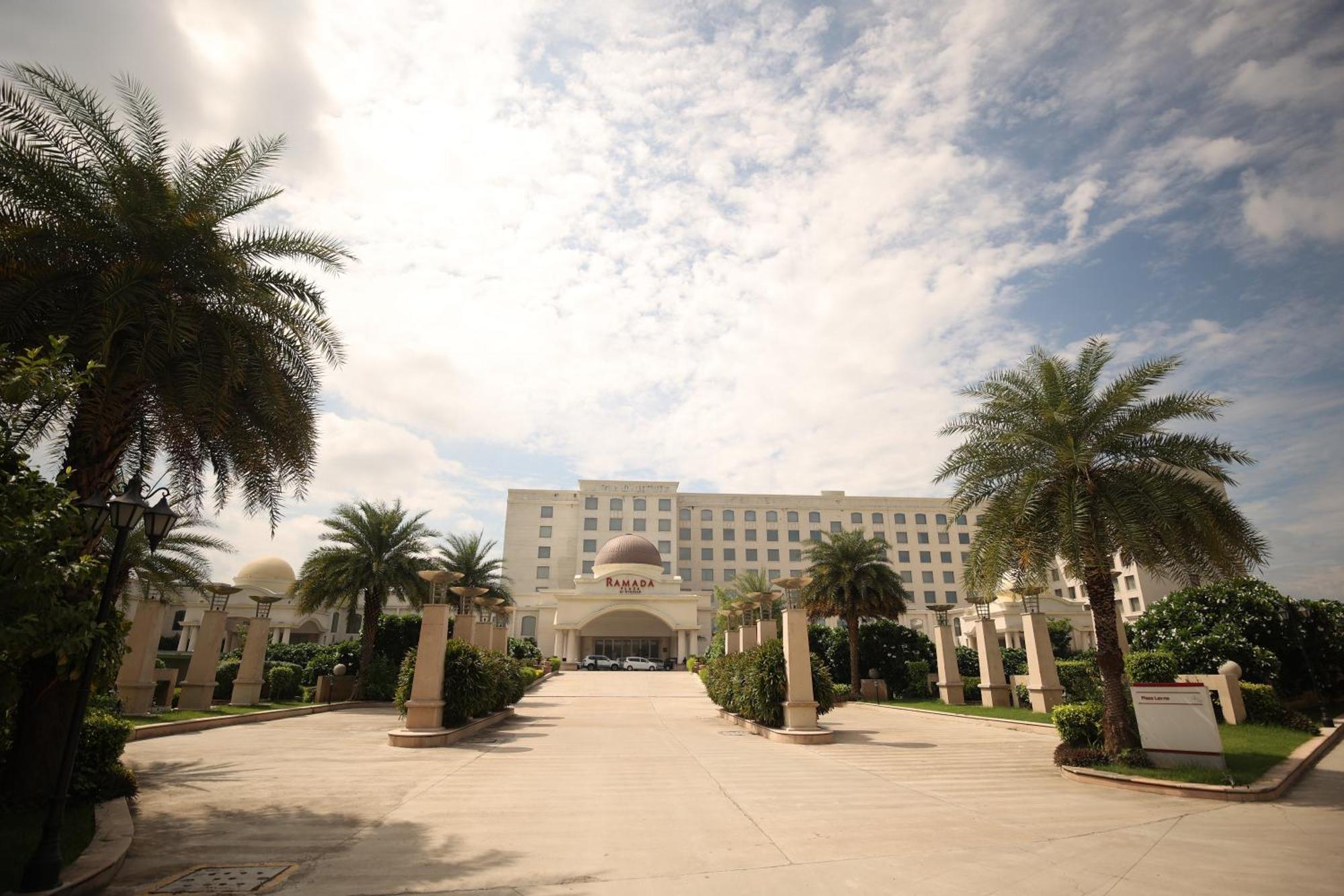 Hotel Ramada Plaza By Wyndham Lucknow Exterior foto
