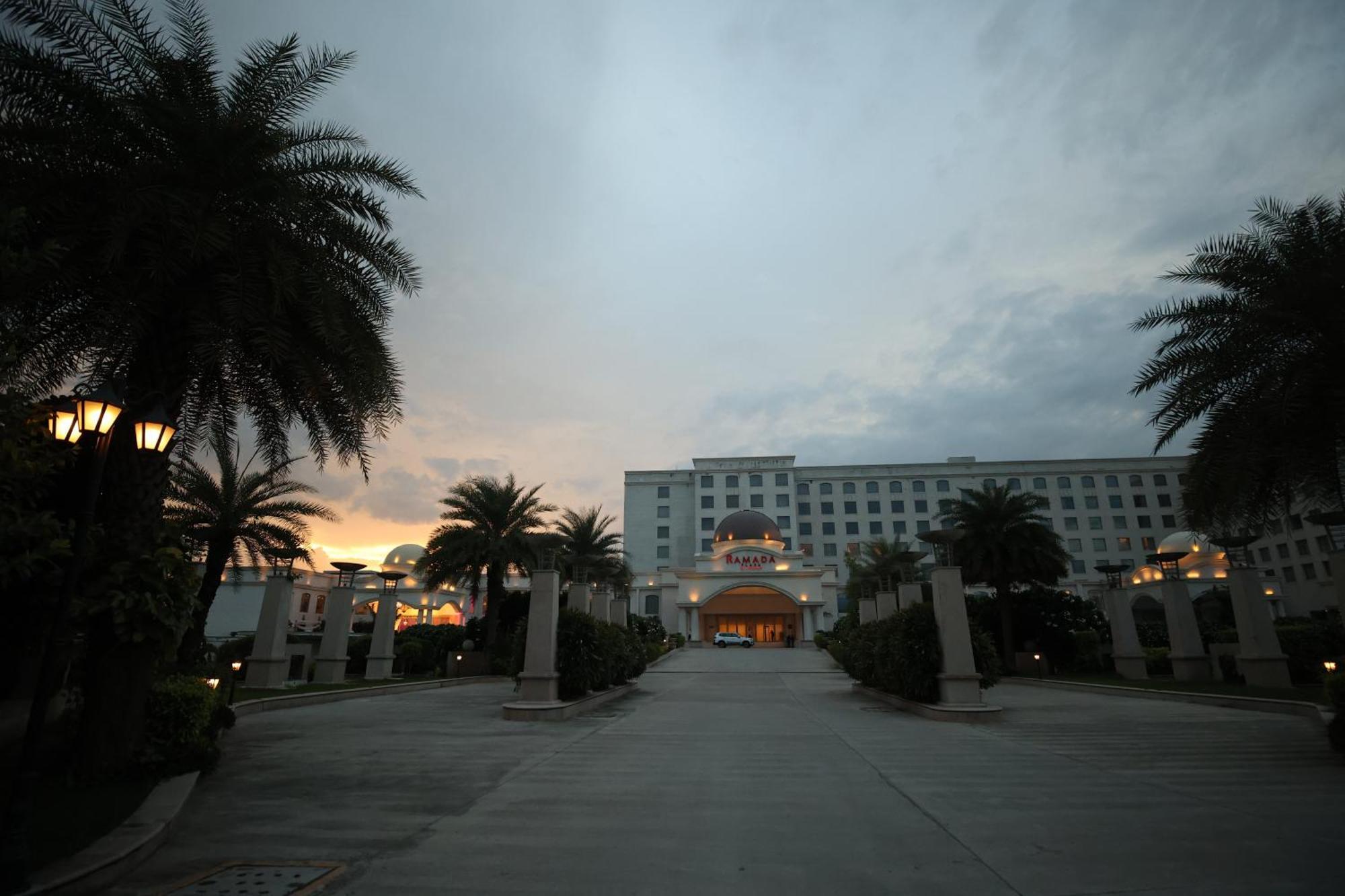 Hotel Ramada Plaza By Wyndham Lucknow Exterior foto
