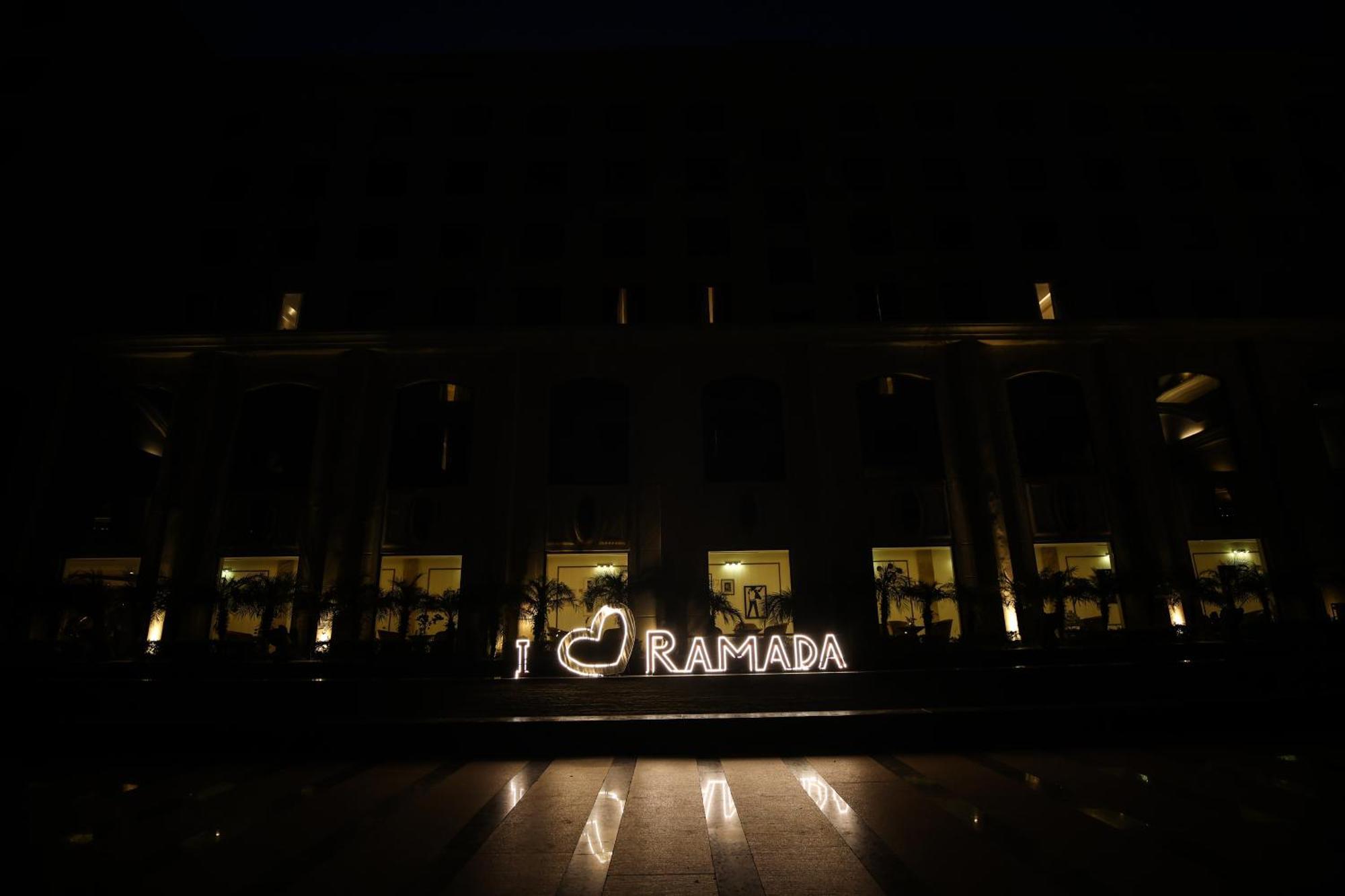 Hotel Ramada Plaza By Wyndham Lucknow Exterior foto
