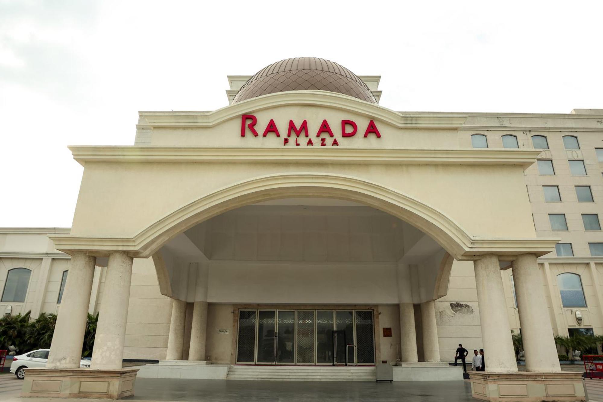 Hotel Ramada Plaza By Wyndham Lucknow Exterior foto