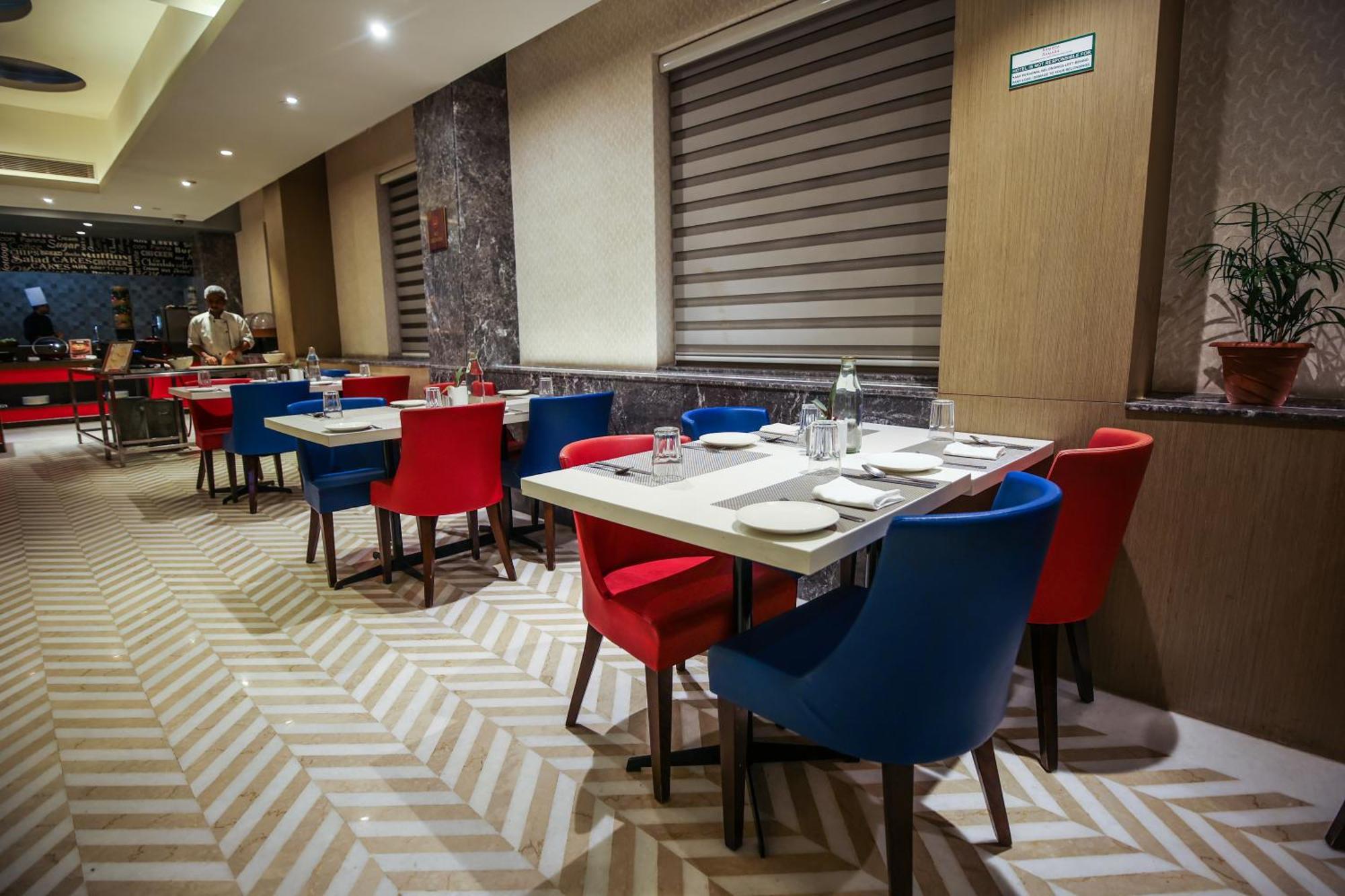 Hotel Ramada Plaza By Wyndham Lucknow Exterior foto