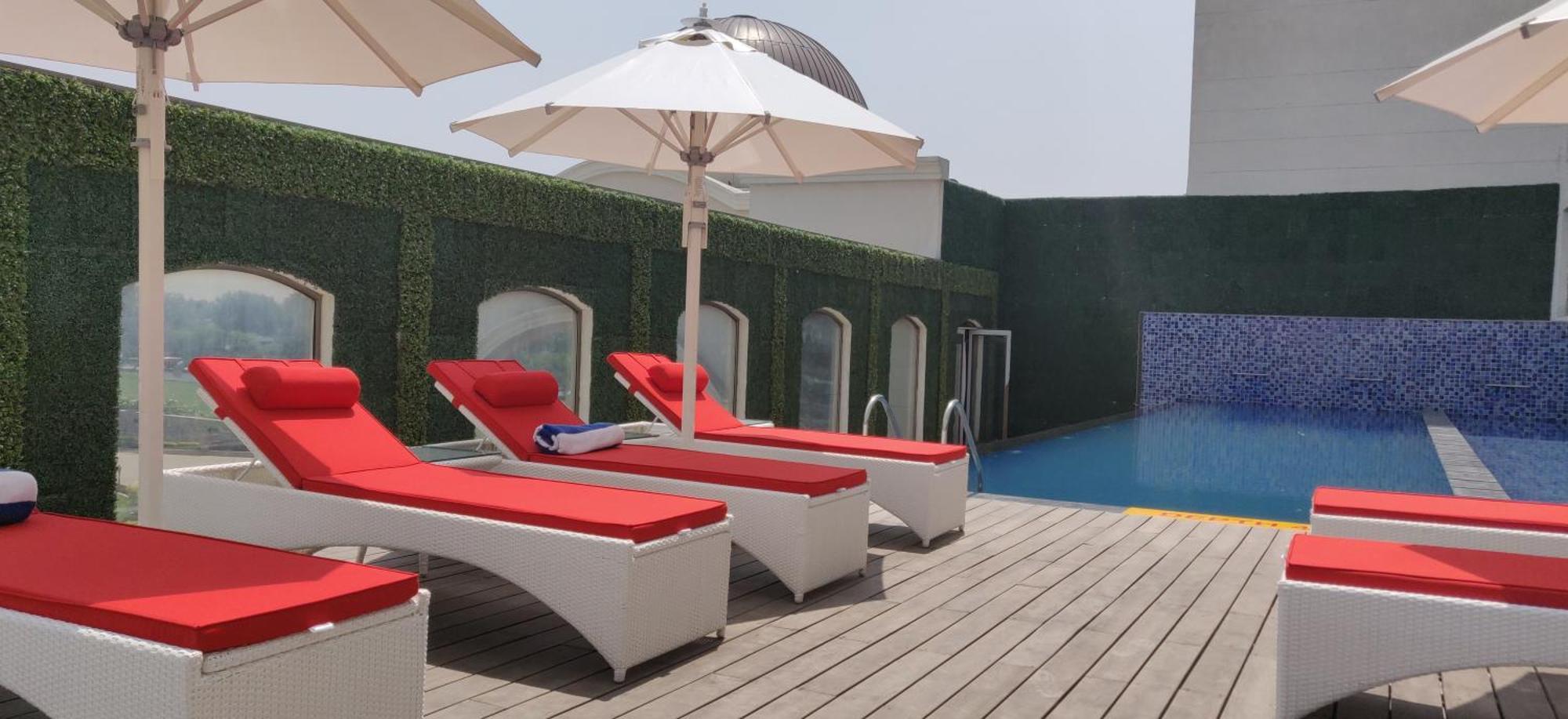 Hotel Ramada Plaza By Wyndham Lucknow Exterior foto