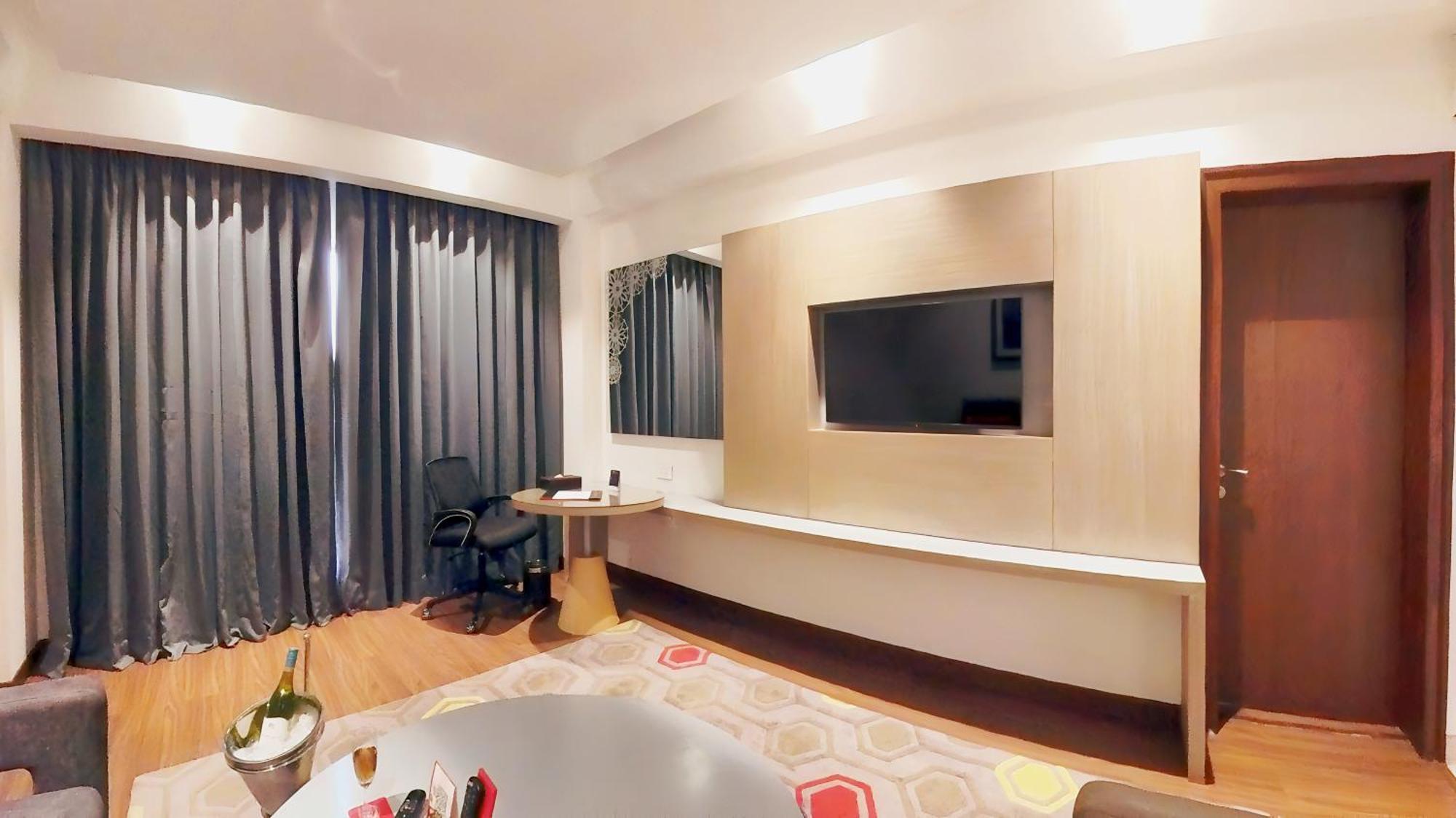 Hotel Ramada Plaza By Wyndham Lucknow Exterior foto