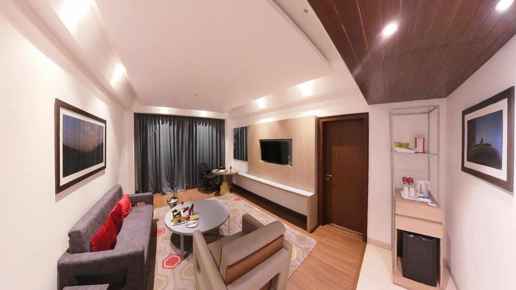 Hotel Ramada Plaza By Wyndham Lucknow Exterior foto