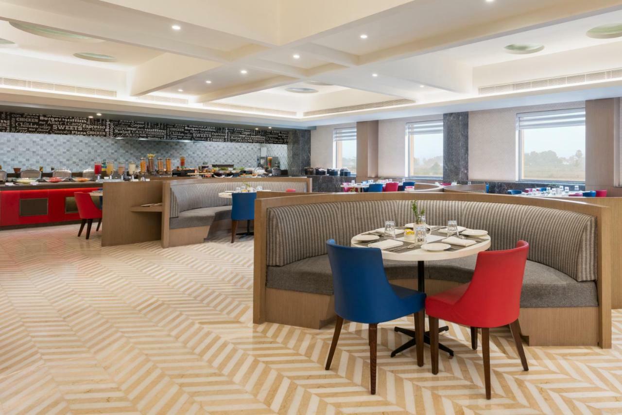 Hotel Ramada Plaza By Wyndham Lucknow Exterior foto