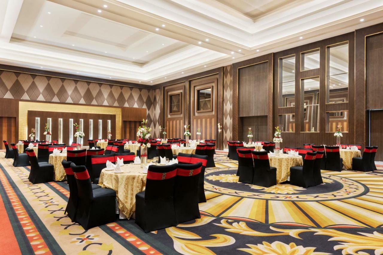 Hotel Ramada Plaza By Wyndham Lucknow Exterior foto